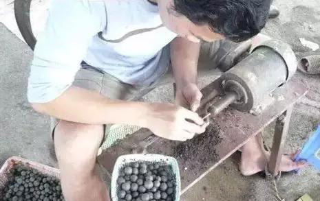 揭秘：假沉香是如何造出来的